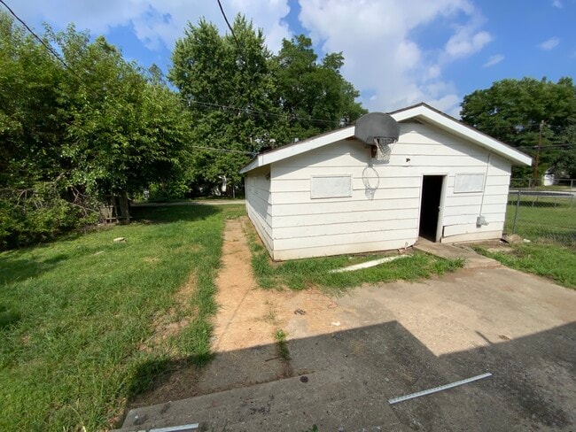 Building Photo - 526 Harvey St