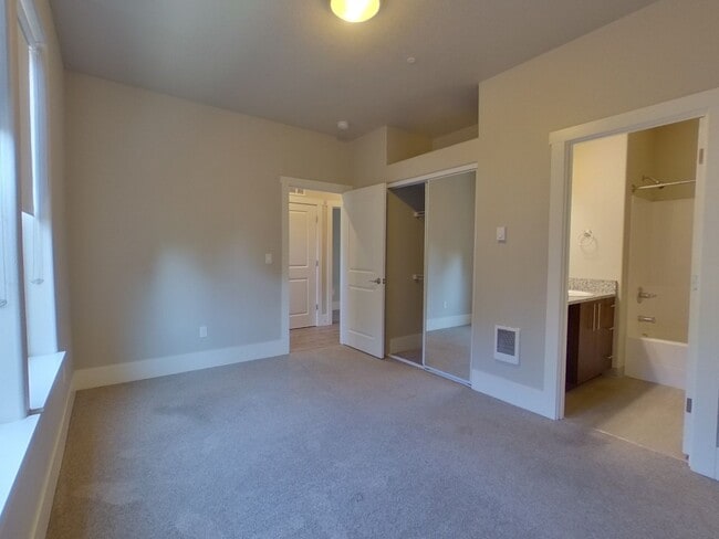 Building Photo - Greek Street Townhomes (335)