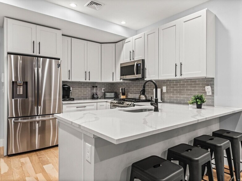 Building Photo - 1011 Bennington St