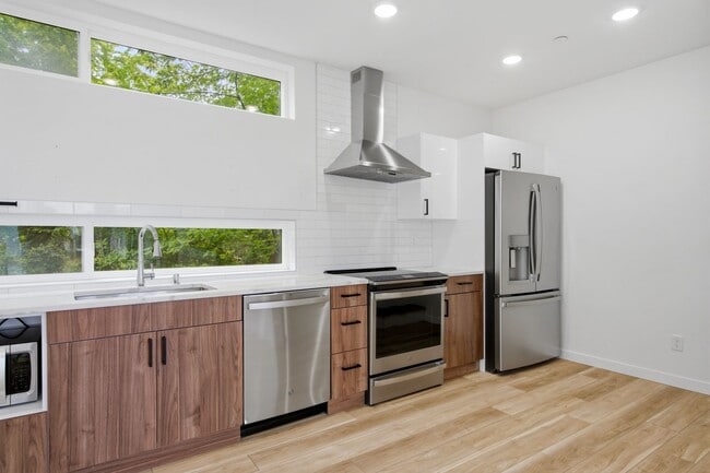 Building Photo - 3B3B cozy townhome