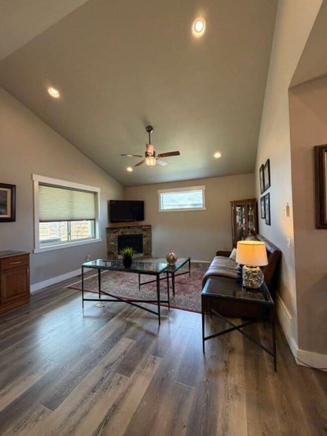 Building Photo - Gorgeous Silverbrook Home