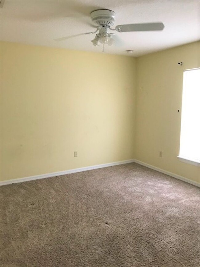 Building Photo - 3 bed 2 bath home