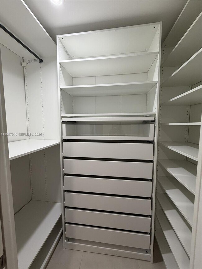 Building Photo - 540 SW 6th Ave