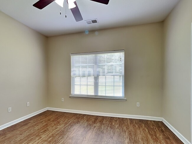 Building Photo - 155 Red Oak Dr
