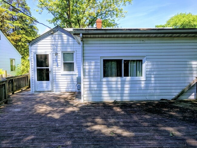 Building Photo - Spacious 3bdrm/2bth Home Located in a Well Established Neighborhood in Richmond's West End  Conve...