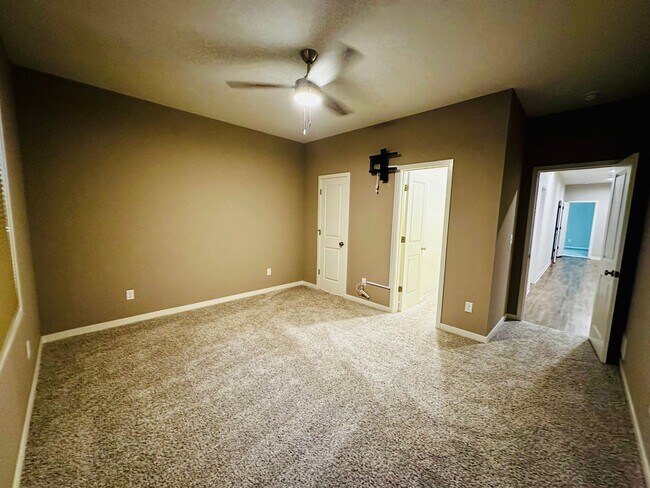 Building Photo - {1095} Modern Townhome Available Immediate...