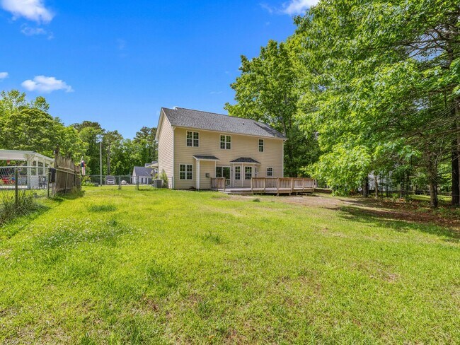 Building Photo - Country Club Area!