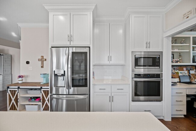 Building Photo - 5/3.5 TRULAND BUILT BEAUTY!