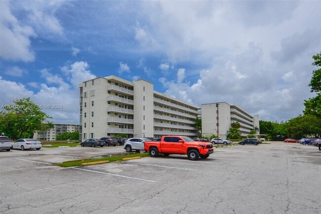 Building Photo - 2851 Leonard Dr