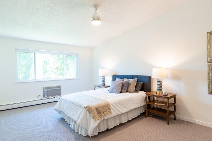 Primary bedroom - 600 S Clinton St