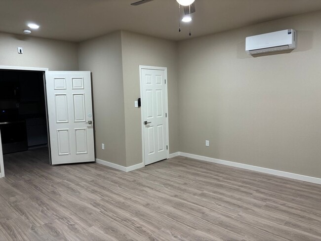 Building Photo - Available now! 1bed/1bath Great Neighborhood!