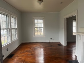 Building Photo - 725 E Burton St