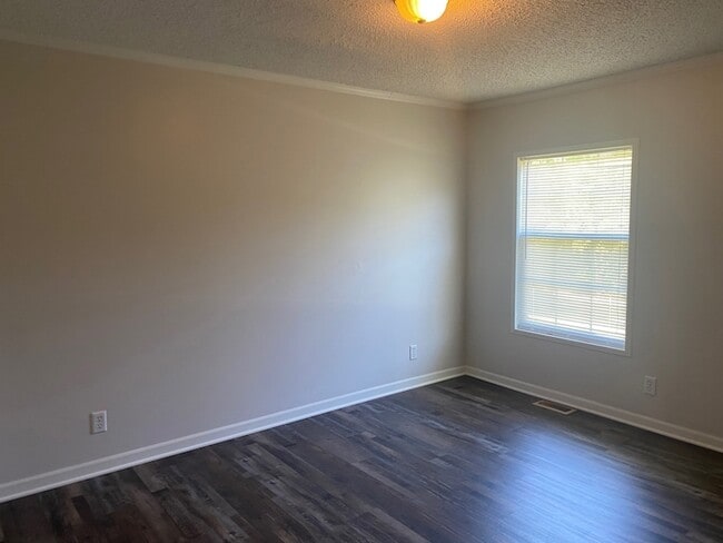 Building Photo - 393 Loggins Rd