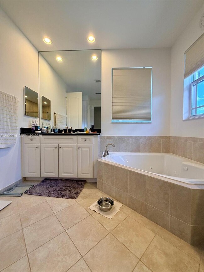 Building Photo - 8630 Lakeside Bnd