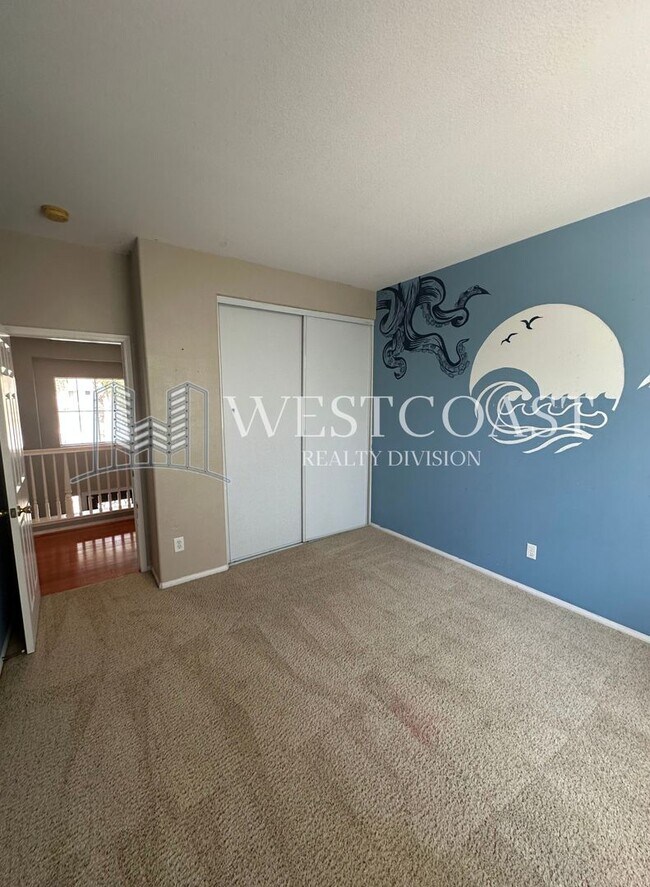 Building Photo - Bright & Spacious 4-Bed Townhome in Prime ...