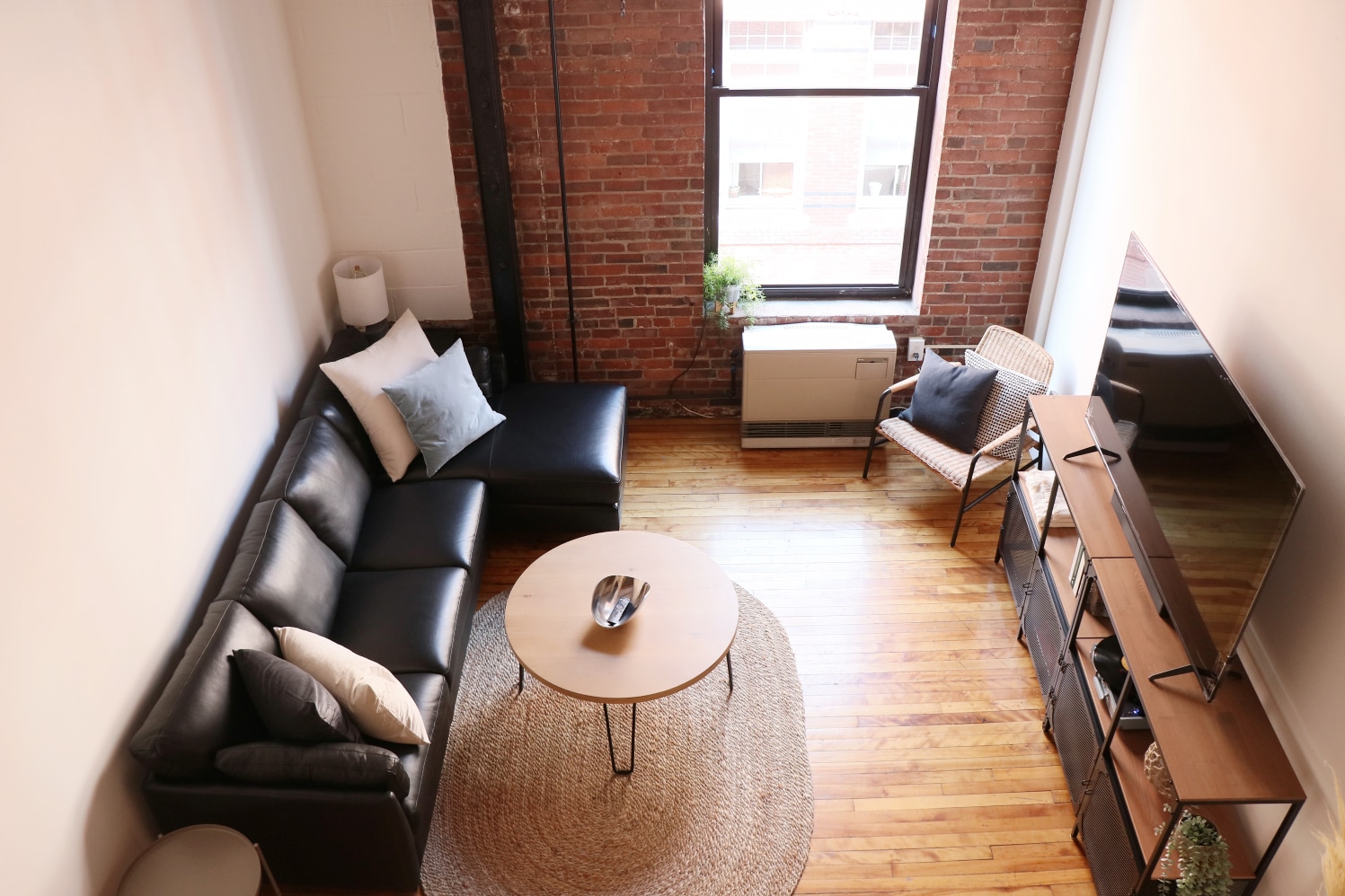 Living Area - 99 Silver St