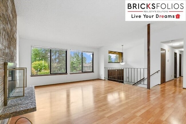 Building Photo - Redmond Gem! Live in the award-winning Lake Washington School District.