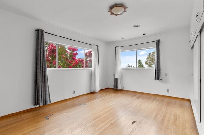 Building Photo - Upper Dimond/Lincoln Highlands Wonderful Craftsman Home!