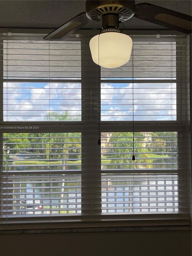 Building Photo - 250 Jacaranda Dr