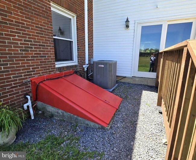 Building Photo - 8293 Leetown Rd