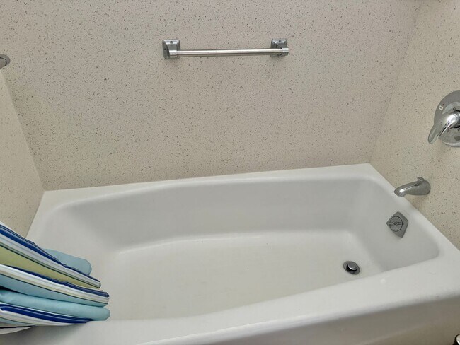 Building Photo - Newtown Estates, 3 bdrm, 2 bath, 2 car enc...