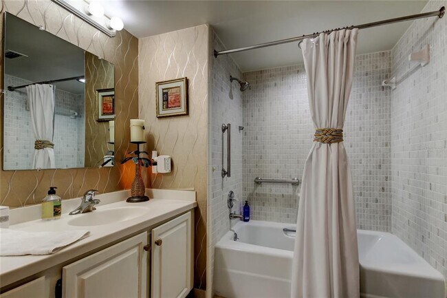 Building Photo - 5200 Brittany Dr S