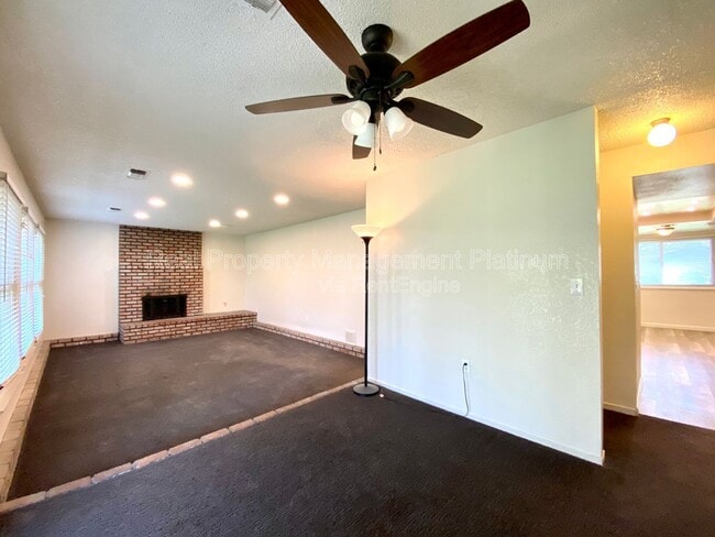 Building Photo - 4619 E Indianapolis Ave