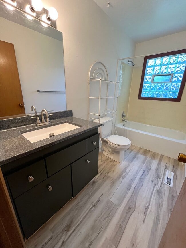 Building Photo - 2 Bed/1 Bath Duplex with Garage and Unfinished Basement!
