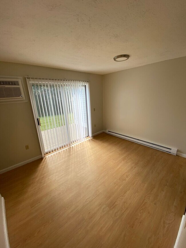 Building Photo - 2 Bedroom Apartment for Rent in Rochester, NH!