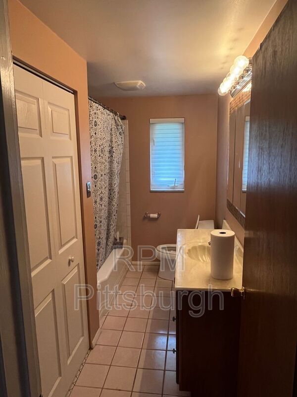 Building Photo - 825 Bethany Dr