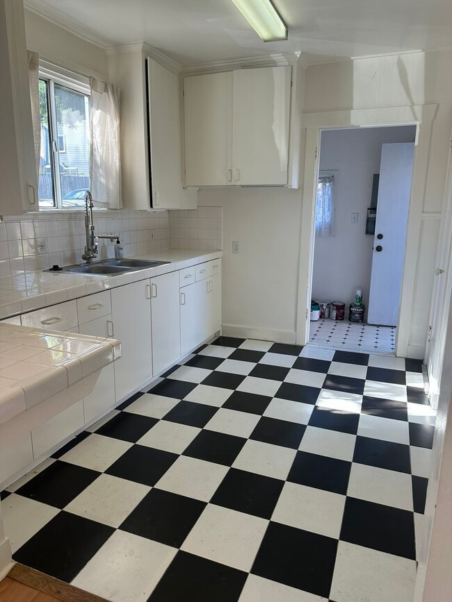 Building Photo - Corner Home in Daly City's Bayshore District