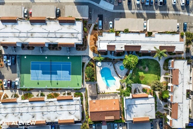 Building Photo - Modern 1-Bed Upstairs Condo with Garage & ...