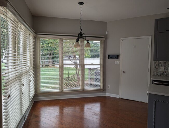 Building Photo - Beautiful home located on a cul-de-sac  in...