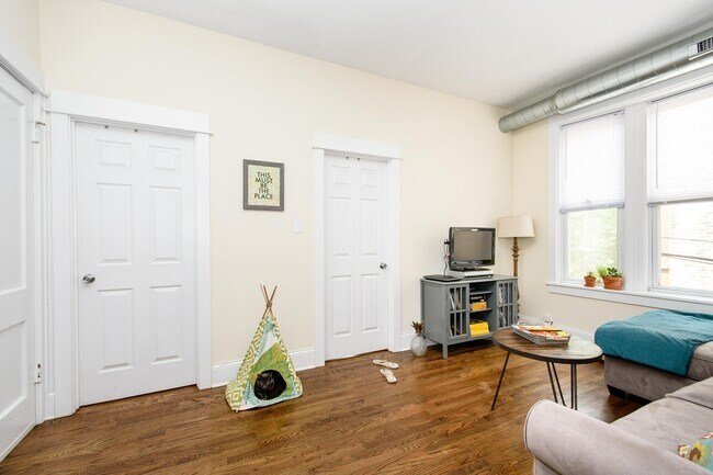 Building Photo - Top Floor 2bd/1bth Ukrainian Village, Avail August 1st!