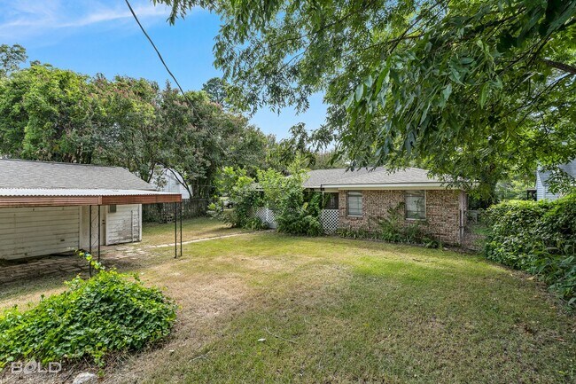 Building Photo - 3 Bedroom 2 bath Brick Home!