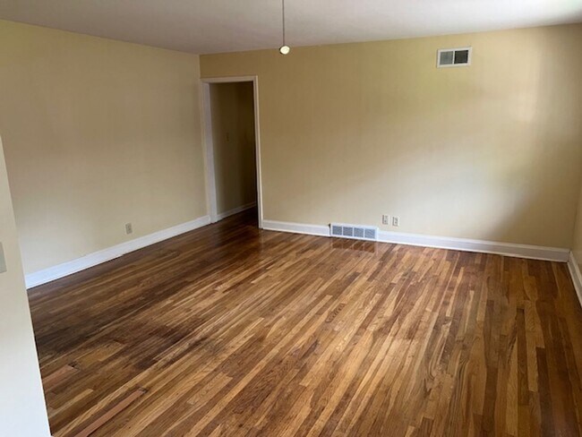 Building Photo - Two Bed One Bath in Volintine Evergreen