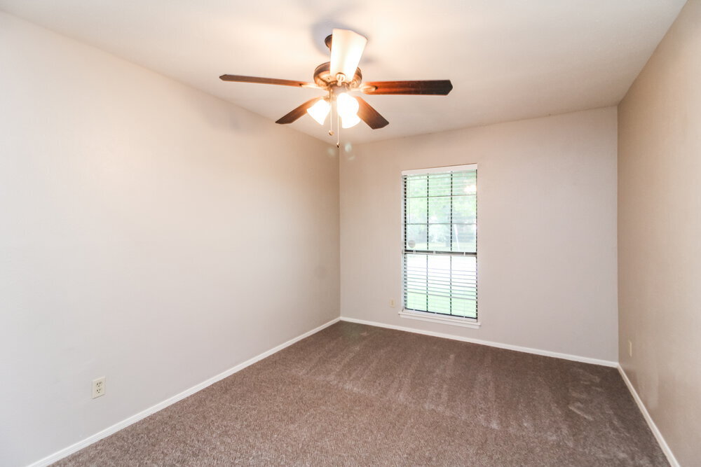 Building Photo - 1385 Southridge Dr