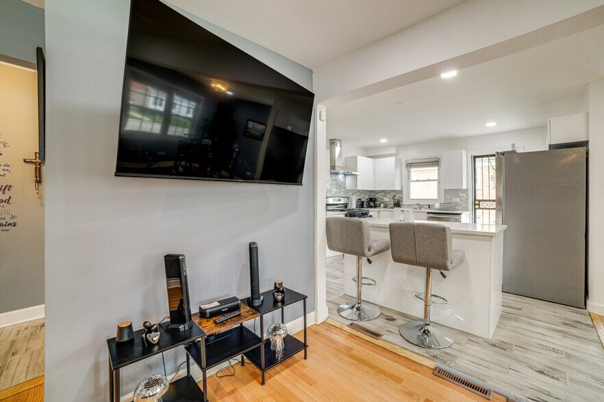 Building Photo - 737 E 157th Pl