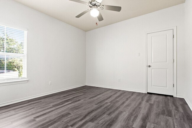 Building Photo - * MOVE IN SUMMER 07/03/2027 * 6 Bed 4 Bath Home, Walk to TCU Light Housekeeping Included