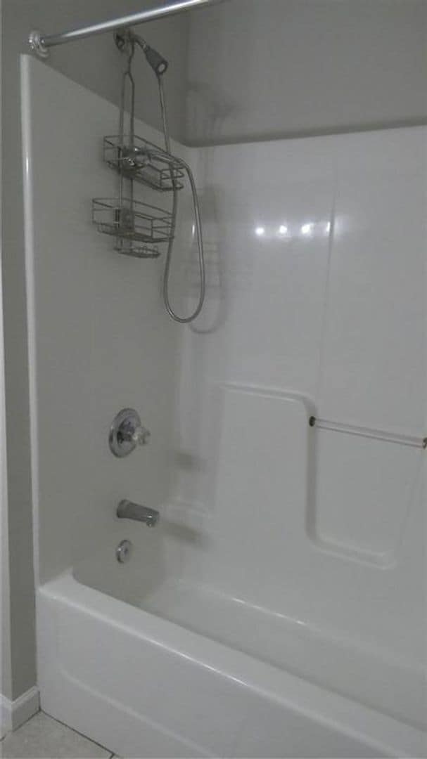 Building Photo - 2 bed/2 bath end unit in Gainesville