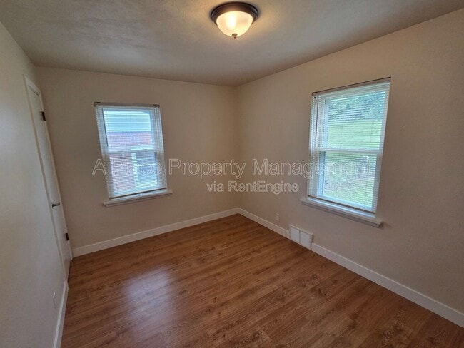 Building Photo - 204 Hawkesbury Dr