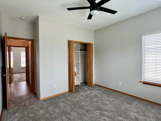 Building Photo - South Richland Freshly Updated w/Bonus