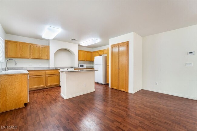 Building Photo - 7275 Phlox Rd