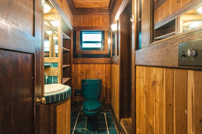 Building Photo - 315 NE Ash St