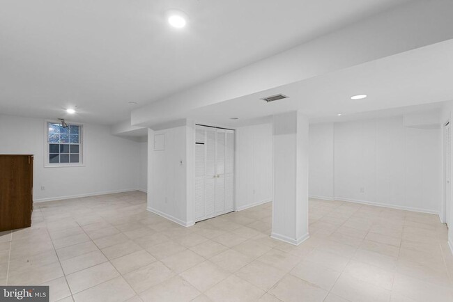 Building Photo - 6048 Redwood Ln