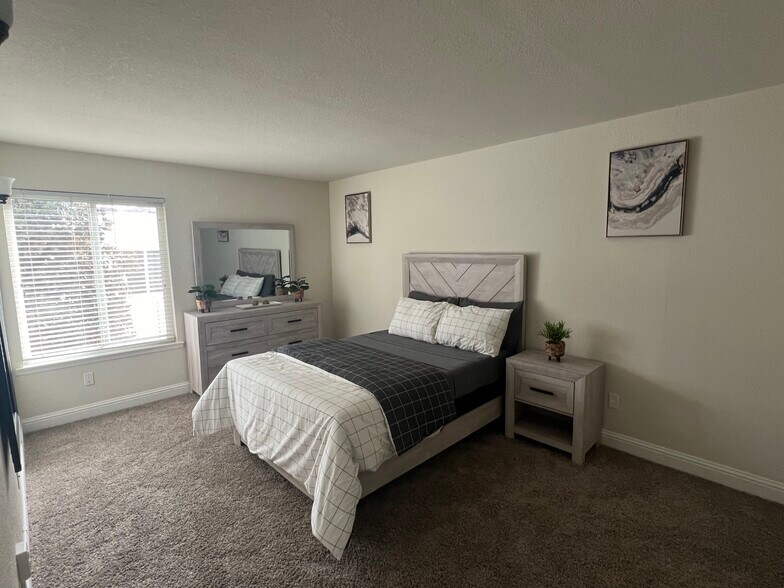 Building Photo - 2881 Huntington Blvd