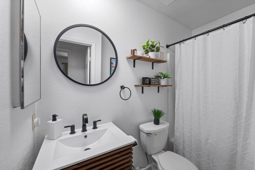 Building Photo - 510 N Villa Ct