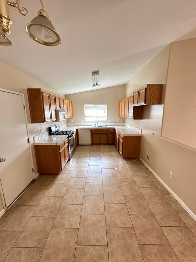 Building Photo - Charming 4-Bedroom, 2-Bathroom Home in Southeast Bakersfield