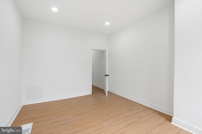 Building Photo - 2117 S Alden St
