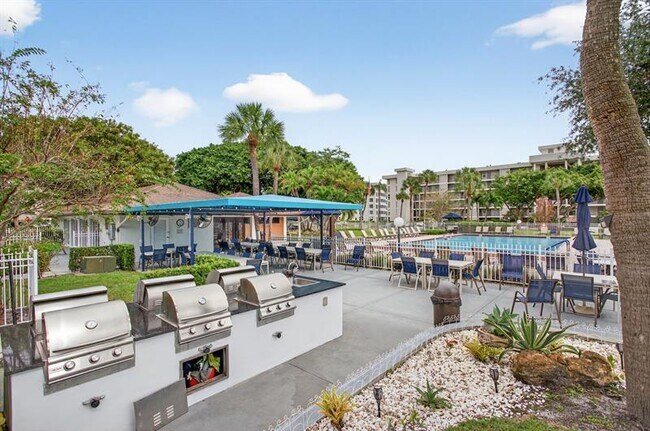 Building Photo - 2671 S Course Dr